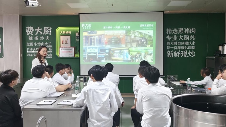 湖南東方高級(jí)技工學(xué)校聯(lián)合頭部餐飲企業(yè)開展崗前特訓(xùn)