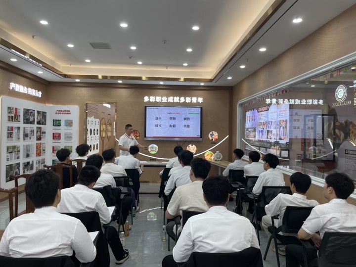湖南東方高級(jí)技工學(xué)校聯(lián)合頭部餐飲企業(yè)開展崗前特訓(xùn)